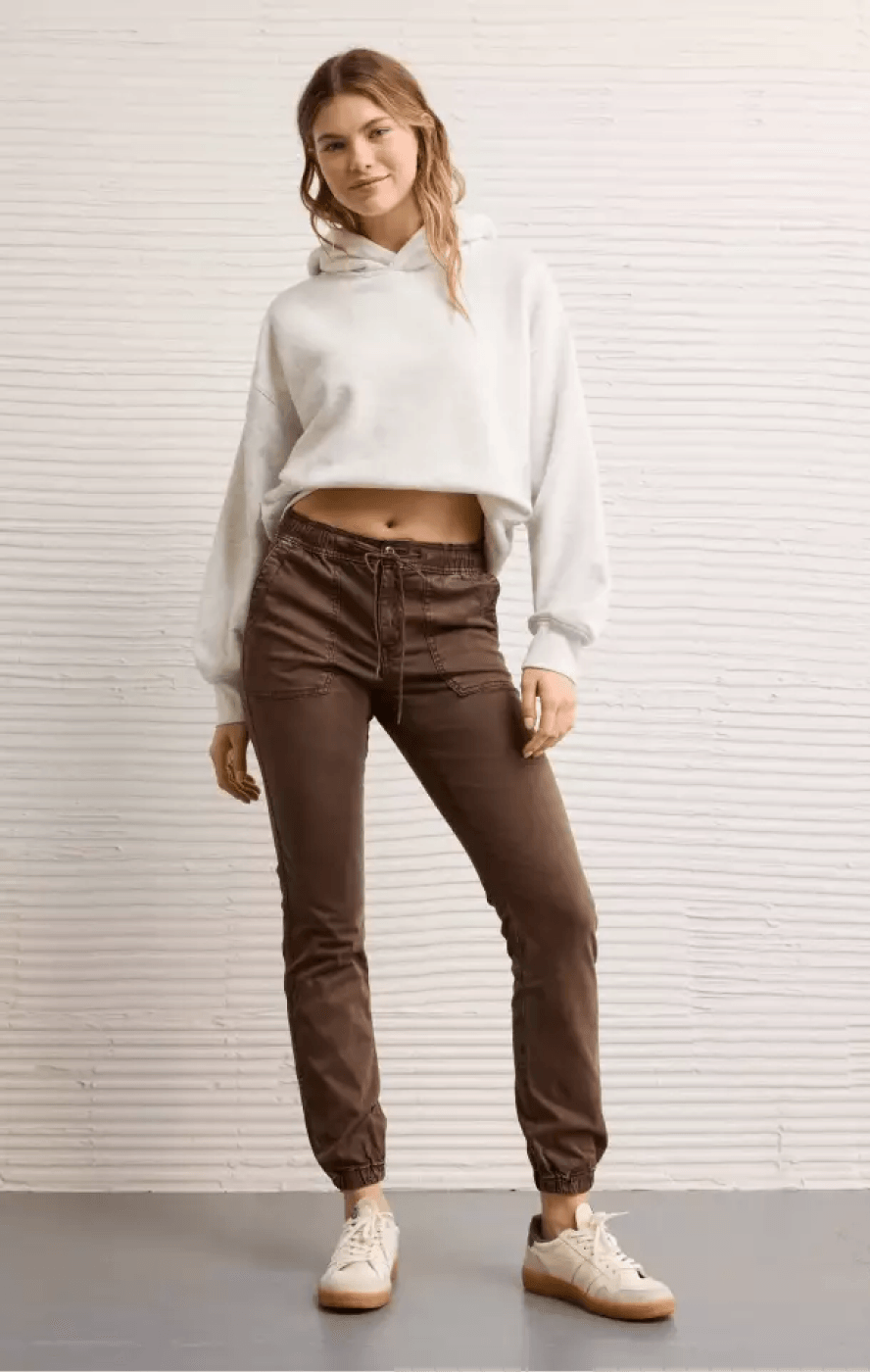  Pantalón de fit relajado con cintura cómoda y look casual.