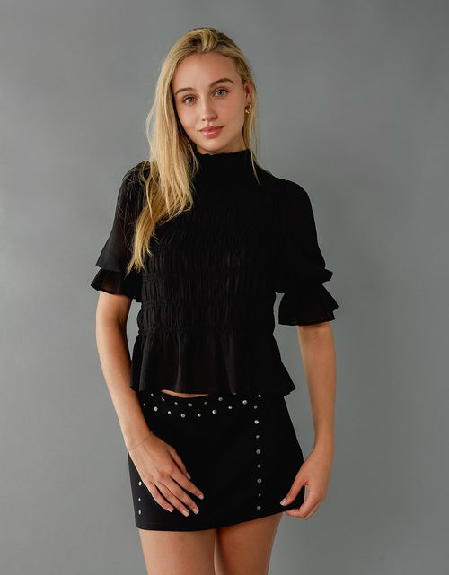 Falda pantalón de punto con tachuelas.