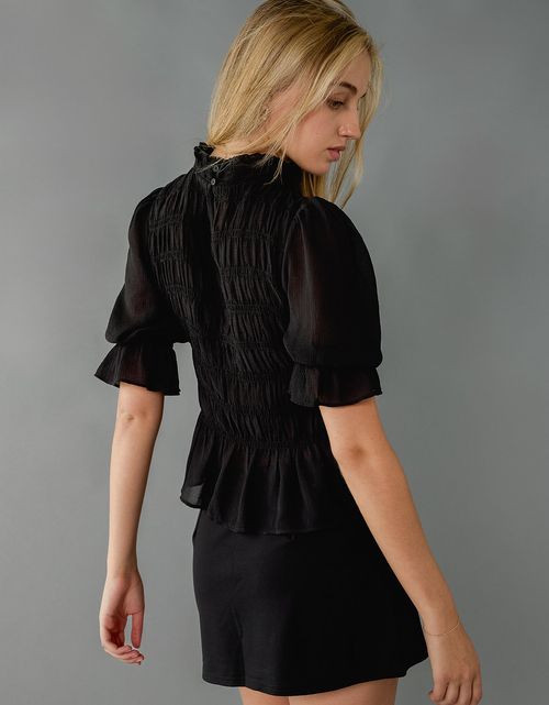 Falda pantalón de punto con tachuelas.