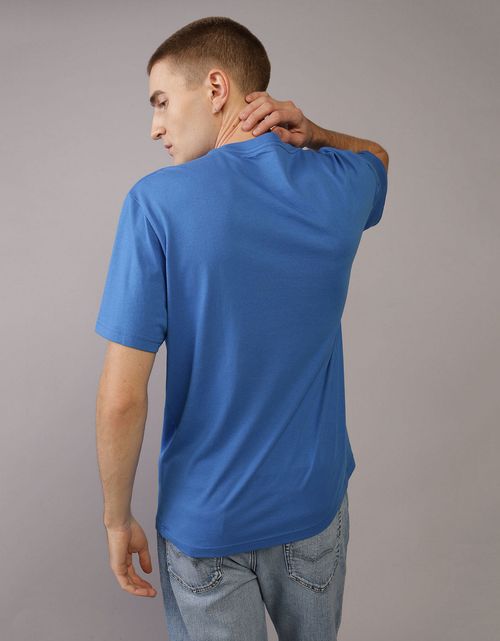 Camiseta Ae con diseño de bloques de color y estampado tipográfico