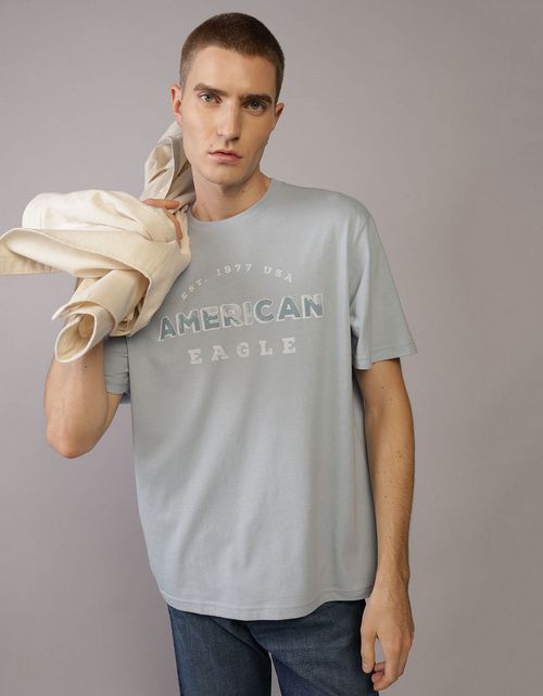 Camiseta Ae con diseño de bloques de color y estampado tipográfico