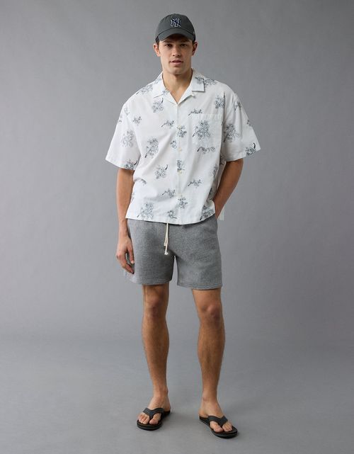 Camisa floral con botones junto a la piscina