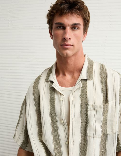 Camisa a rayas con botones de mezcla de lino junto a la piscina