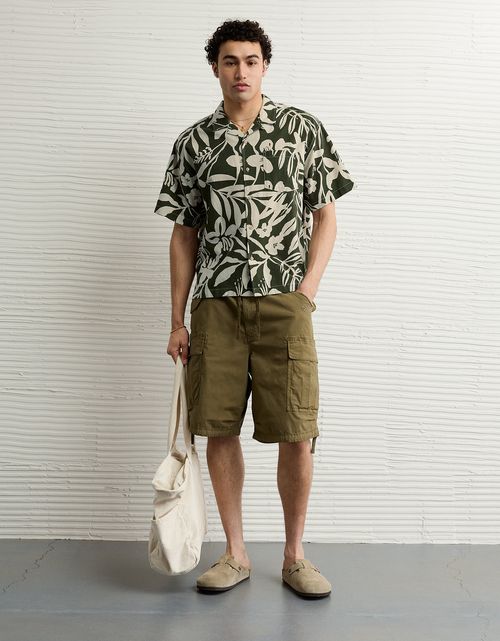 Camisa floral con botones junto a la piscina