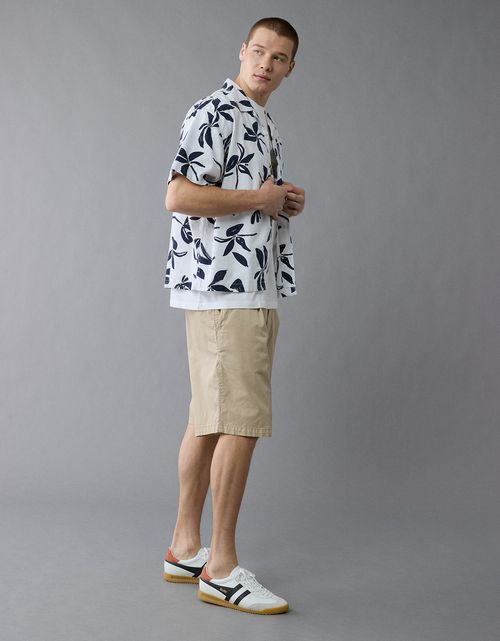 Camisa floral con botones junto a la piscina