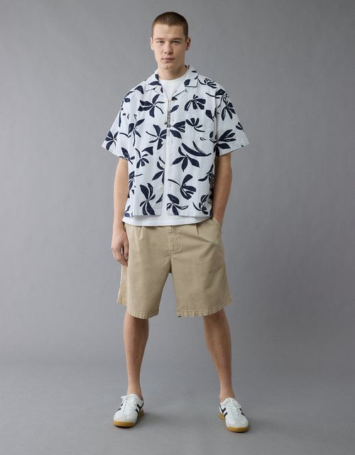 Camisa floral con botones junto a la piscina