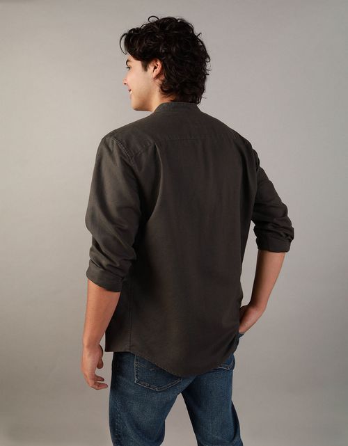 Camisa AE abotonada de lino con cuello
